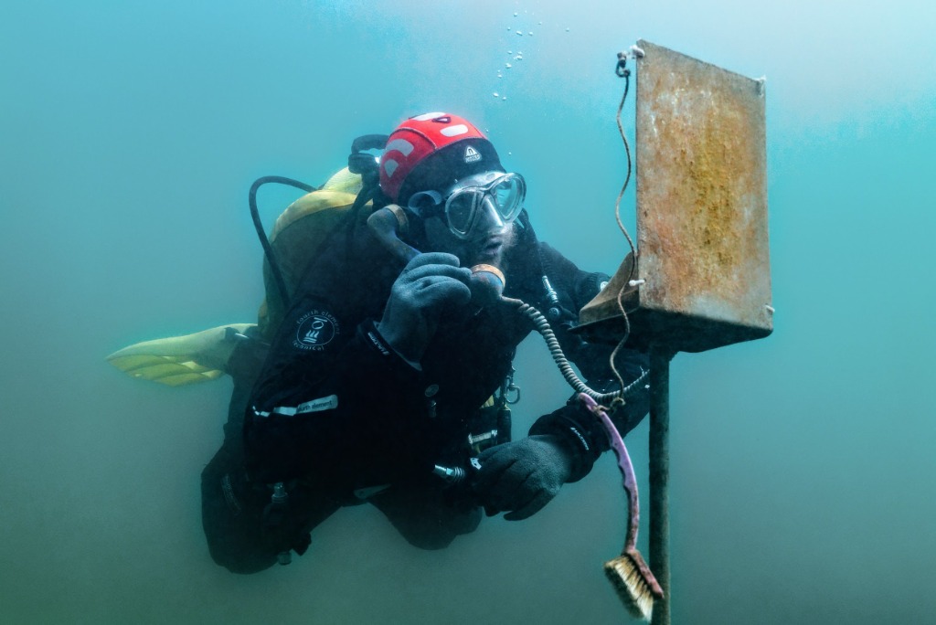 Martin Splitt diving underwater
