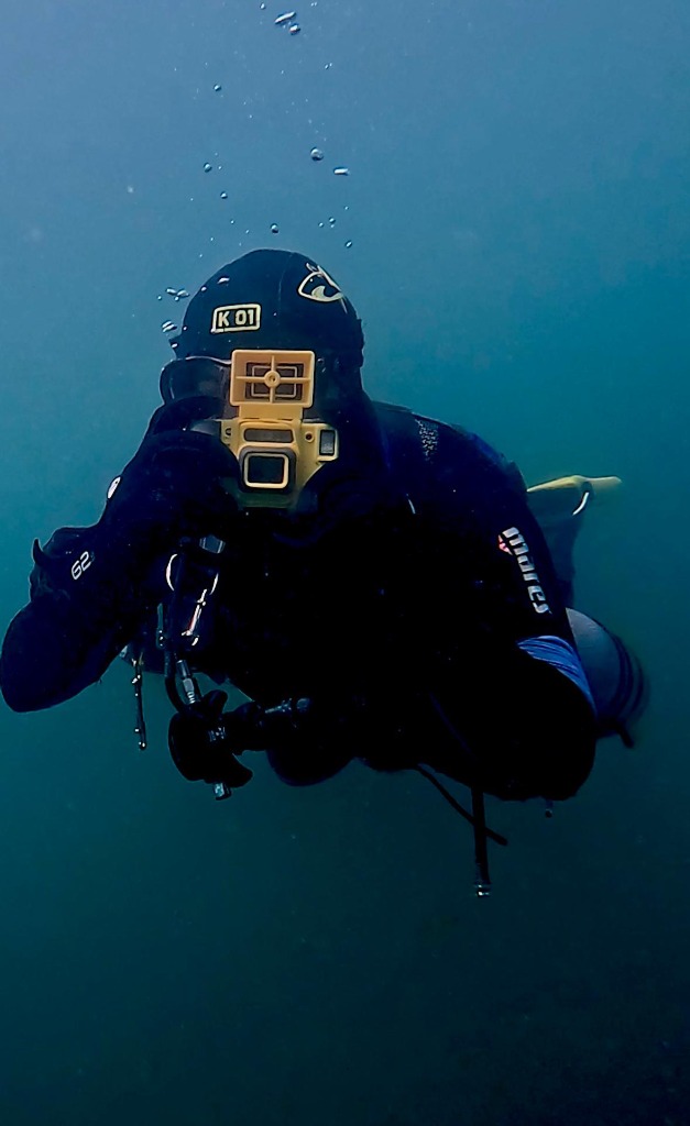 Diver using an underwater camera housing